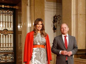 Gaya Melania Trump Pakai Coat Merah Rp 72 Juta di KTT G20 Gaya Melania Trump Pakai Coat Merah Rp 72 Juta di KTT G20