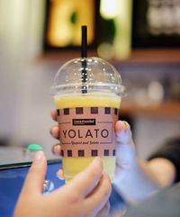 Minuman yang terbuat dari gelato mangga dan yogurt.