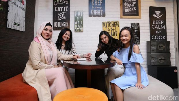 Sarita bersama anak-anaknya