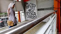 Belum Dibuka, Halte TransJakarta Jadi Korban Vandalisme