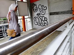 Duh! Belum Beroperasi, Halte TransJ Koridor 13 Sudah Penuh Coretan