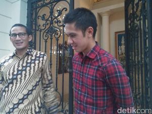 Sandiaga Uno Bahas soal Sirkuit dengan Pebalap Ali Adrian Sandiaga Uno Bahas soal Sirkuit dengan Pebalap Ali Adrian