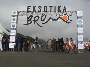 Ketika Sha Ine Febriyanti Melantunkan Puisi Kidung Tengger di Bromo