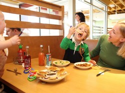 Mengajak Anak Makan di Restoran Tentu Asyik, Asalkan Perhatikan 10 Hal Ini (1)