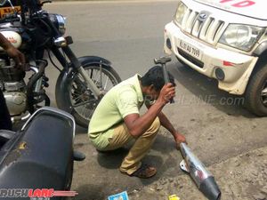 Terlalu Bising, Knalpot Motor Ini Dihancurkan Polisi