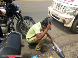 Cara Polisi India Musnahkan Knalpot Bising: Nyamar Jadi Pengemis