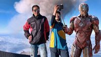 Pria Madiun Selfie Bareng Iron Man dan Mbok Jamu di Gunung