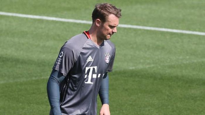 Bayern Munichs goalkeeper Manuel Neuer takes part in a training session at the Aspire Academy in Doha on January 4, 2017. / AFP PHOTO / KARIM JAAFAR