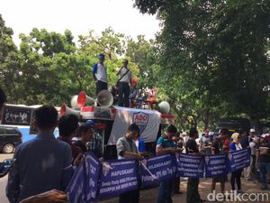 Aturan Tarif Taksi Online Diprotes Driver Grab