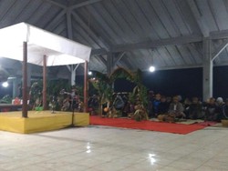 Seperti Ini Prosesi Larung Sesaji Yadnya Kasada ke Kawah Bromo