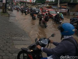 Sejumlah Jalan di Jakut Tergenang Usai Hujan Deras, Lalin Padat