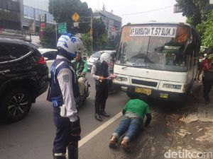 Kopaja Serobot Jalur TransJ Mampang, Sopir Dihukum Push-up Kopaja Serobot Jalur TransJ Mampang, Sopir Dihukum Push-up