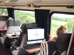 Aneh, Wanita Ini Bawa Komputer Meja Buat Kerja di Kereta