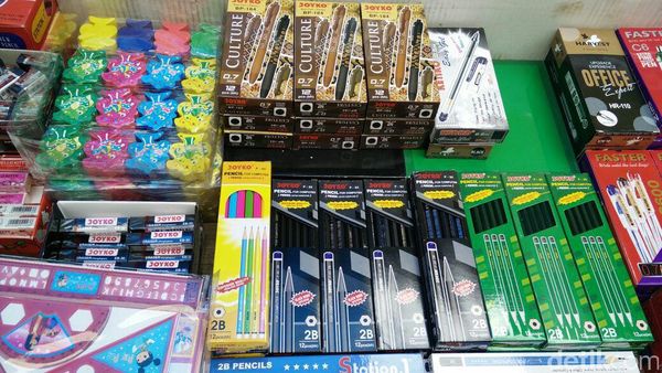 Alat Tulis Asal China di Pasar Asemka