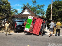 Truk Pengangkut Gas Elpiji Tabrak CR-V dan Rumah di Boyolali