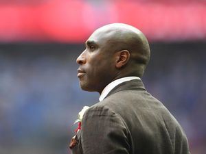 Sol Campbell Sudah Gatal Melatih, Tak Digaji pun Boleh