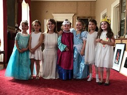 Harper Dikritik karena Ultah di Istana, Ini Pembelaan David Beckham