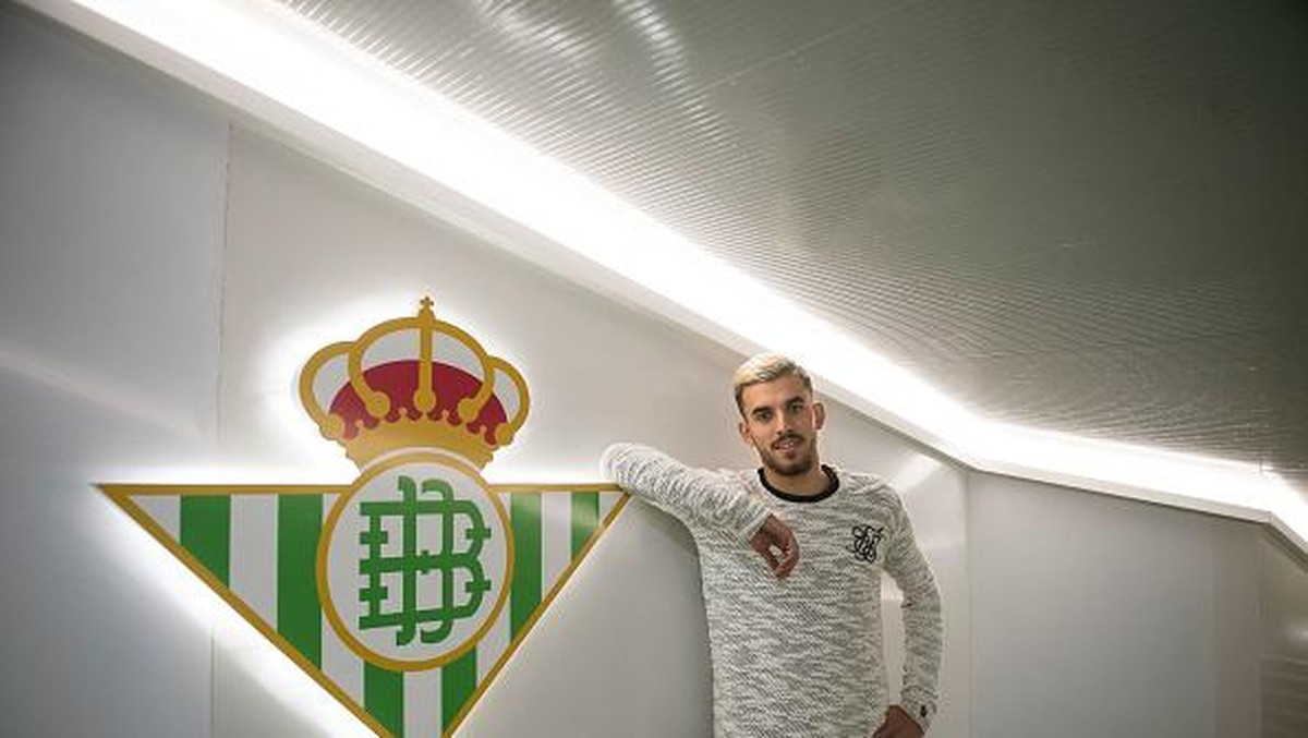 Gelandang Real Betis Dani Ceballos ingin gabung Real Madrid (Foto: AFP/CRISTINA QUICLER)