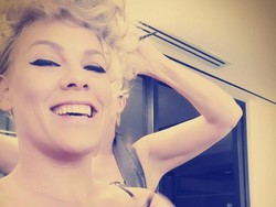 Unggah Selfie Menyusui di Instagram, Pink Panen Pujian