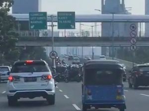 Jangan Ditiru, Gerombolan Pemotor Lawan Arus di JLNT Casablanca