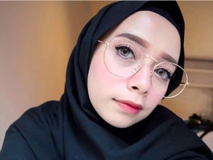 5 Aturan Pakai Kacamata untuk Hijabers 5 Aturan Pakai Kacamata untuk Hijabers