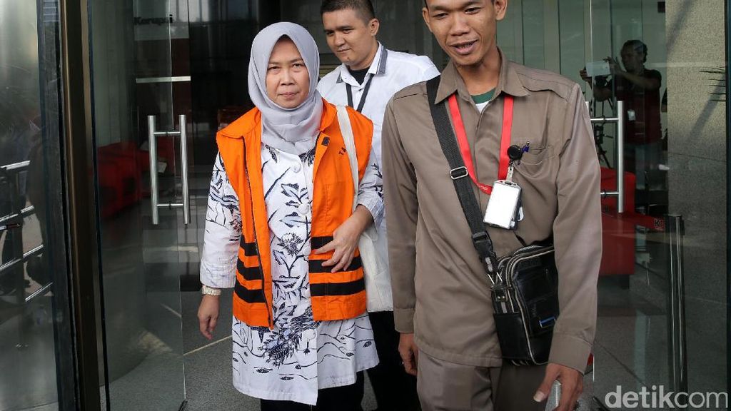 Rohayati Kembali Diperiksa KPK Rohayati Kembali Diperiksa KPK