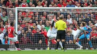Aksi gol salto lain dari Rooney. Kali ini ia melakukannya untuk menjebol gawang Swansea City pada Agustus 2014. (Foto: Alex Livesey/Getty Images)