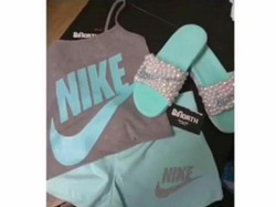 Netizen Berdebat Lagi Soal Warna Pakaian Ini: Tosca-Abu atau Putih-Pink?