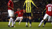 Rooney langsung menggebrak dalam debutnya untuk MU. September 2004, ia mencetak hat-trick ke gawang Fenerbahce dengan gol terakhir dibuat lewat tendangan bebas cantik. (Foto: AFP PHOTO / PAUL BARKER)