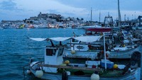 Dari beragam aktivitas yang dilakukan di Ibiza, banyak pesepakbola memilih berenang di laut. Mereka menjauhi keramaian dengan menyewa boat pribadi. (Foto: David Ramos/Getty Images)