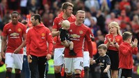 Pada akhirnya, Rooney saat itu memilih tetap bertahan di MU. Sampai akhirnya, beberapa tahun kemudian, berpisah dengan Setan Merah di akhir musim 2016/2017. Foto: Matthew Lewis/Getty Images