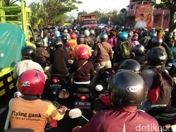 Seorang Biker di Pasuruan Tewas Tergilas Truk Muat 25 Ton Kopi