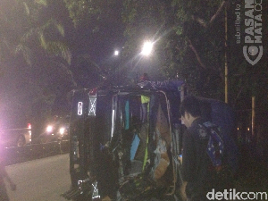 Truk Bermuatan Kardus Terguling di Daan Mogot, 1 Orang Luka