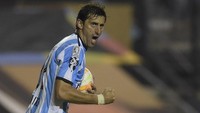 Diego Milito memulai di Racing Club pada 1999-2003. Setelah berpetualang ke Eropa selama 11 tahun, Milito pulang ke Racing Club dan pensiun di sana pada 2016. Foto: AFP PHOTO / JUAN MABROMATA