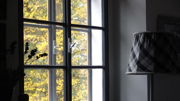 Foto: Kamar Hotel Hitam Putih yang Unik