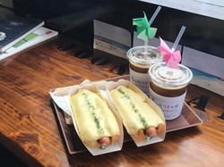 Leleh Menggiurkan!  Hot Dog Ini Diselimuti Lelehan Keju Raclette