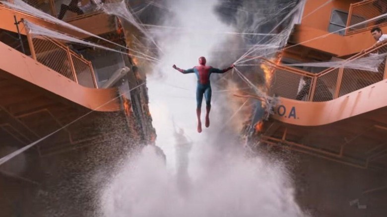 Spider-Man sat menahan kapal feri yang terbelah dua (Marvel Entertainment)