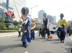 Pawai Teater Boneka Raksasa Prancis Sukses Digelar di Sepanjang Thamrin