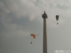 Terjun Payung hingga Tari Daerah Ditampilkan di HUT Bhayangkara
