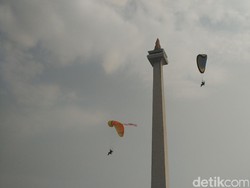 Terjun Payung hingga Tari Daerah Ditampilkan di HUT Bhayangkara