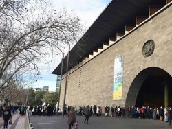Antrian Panjang di Melbourne Untuk Melihat Pameran Van Gogh