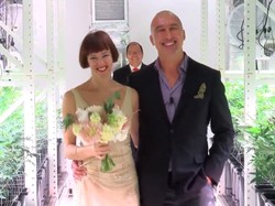 Pasangan Ini Menikah di Tempat Budidaya Ganja