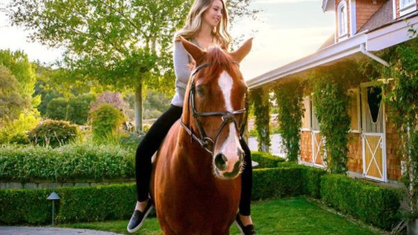 Putri Steve Jobs Makin Cantik & Hobi Pacaran