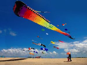 Lomba Layang-layang di Pantai Padanggalak Bali Pukau Wisman