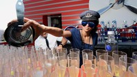 Selain wisata laut dan hiburan malam, Ibiza juga dikenal dengan wanita-wanita cantiknya. Kabarnya ini jadi salah satu alasan utama para pesepakbola berminat dengan lokasi ini. (Foto: Ian Gavan/Getty Images for Diageo)