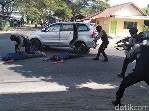 Simulasi Perampokan Toko Emas Warnai HUT Bhayangkara di Situbondo