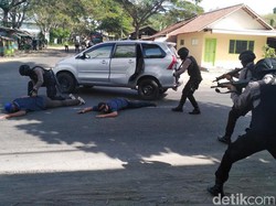 Simulasi Perampokan Toko Emas Warnai HUT Bhayangkara di Situbondo