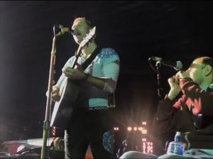Bikin Iri! Pria di Kursi Roda Ini Ikut Manggung Bareng Coldplay