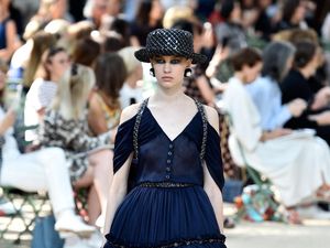 Foto: 20 Koleksi Terbaru Busana Chanel Couture Fall 2017