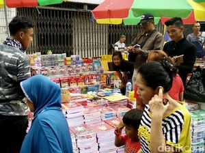 Peralatan Sekolah di Pasar Asemka Ramai Dipadati Pembeli